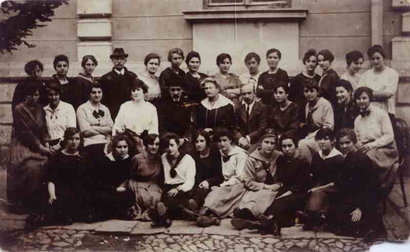 Draginja M. Jovanovic na zavrsetku skolovanja u uciteljskoj skoli u Kragujevcu, 01.03.1921.