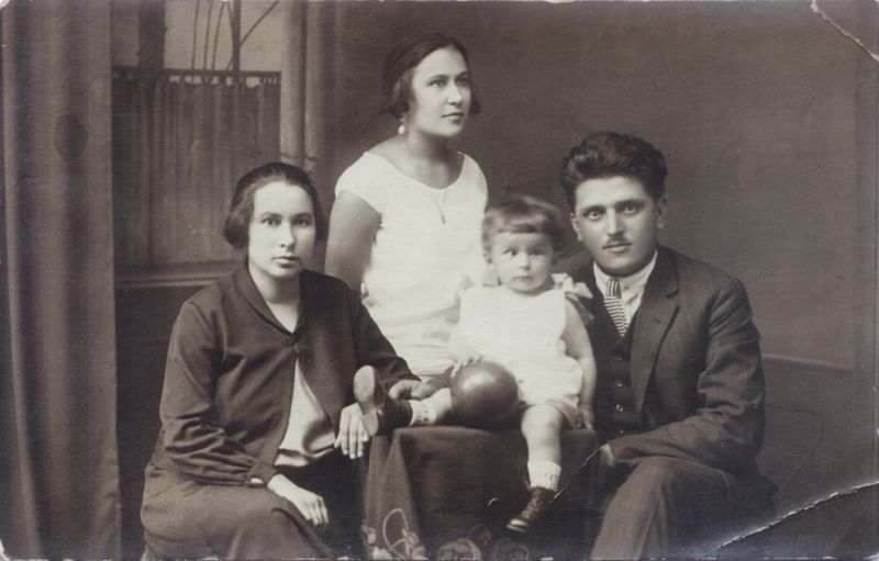 Draginja i Konstantin Maksimovic sa cerkom Bratislavom i sestrom/svastikom Jelenom, ~1926.