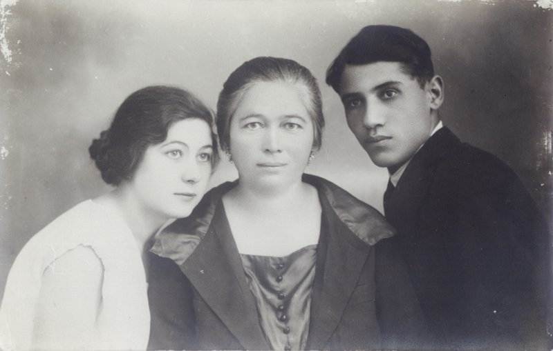 Radmila Mladenović, Vasilija Petrović i Dragomir Niketić, ~1927.